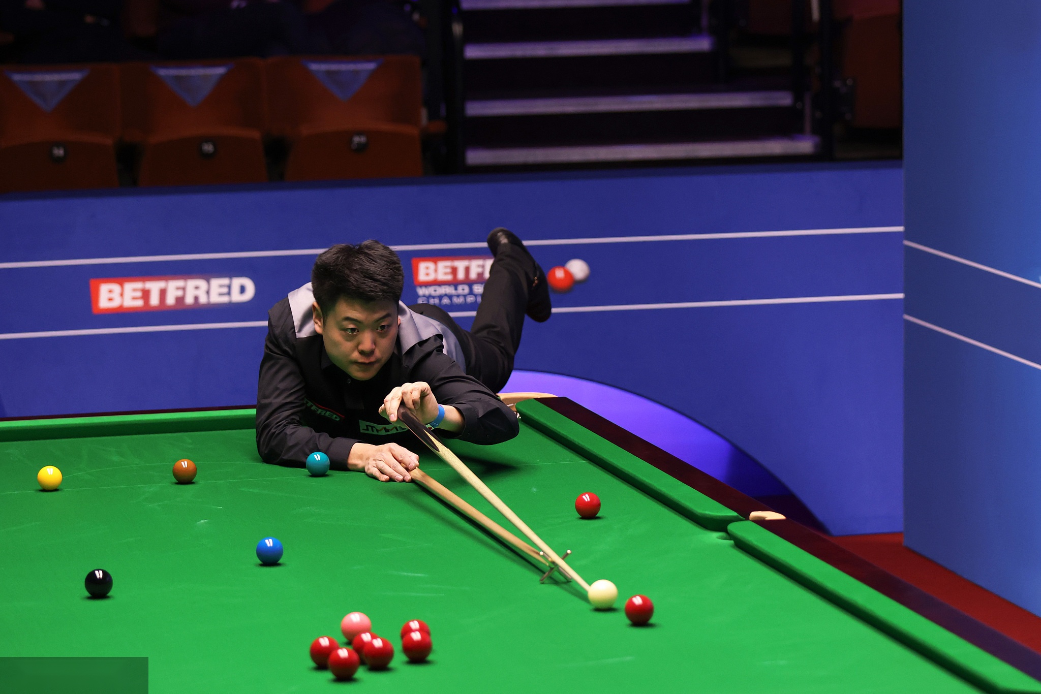 在攻防两端 在攻防两端